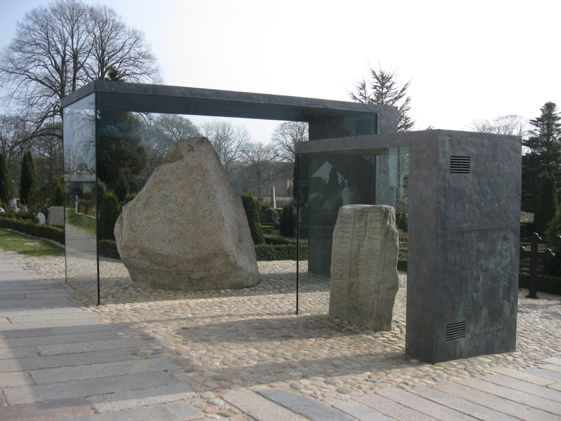 Jelling Runestones by Alicudi / CC BY-SA 3.0