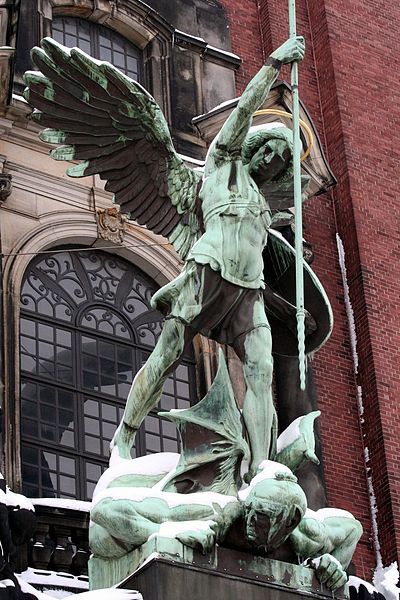 400px erzengel michael statue %c3%bcber dem portal der st. michaeliskirche hamburg