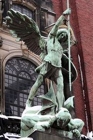 Biggest thumb 400px erzengel michael statue %c3%bcber dem portal der st. michaeliskirche hamburg