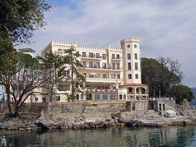 Biggest thumb hotel 1091857 340