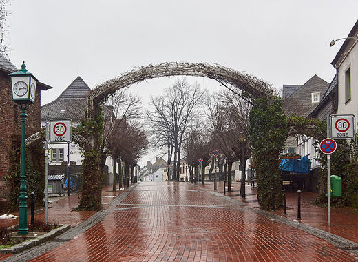 Medium torbogen in der altstadt von monheim am rhein