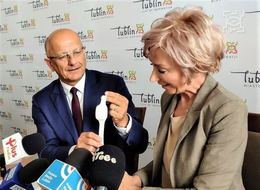 Medium krzysztof %c5%bbuk monika lipi%c5%84ska presenting the life saving wristband