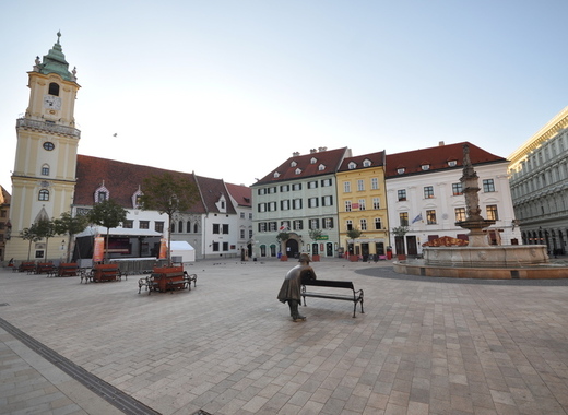 Medium hlavn%c3%a9 n%c3%a1mestie the napoleonic soldier old town hall and roland fountain bratislava