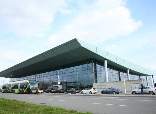 Medium luxairport 042015 terminal j. bands lux airport