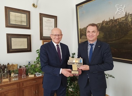 Medium mayor of lublin receiving smart city award