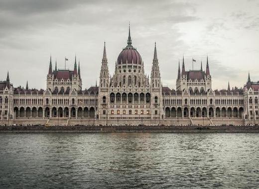 Medium budapest parliament