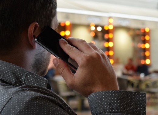 Medium man talking on the phone 1582238 1280