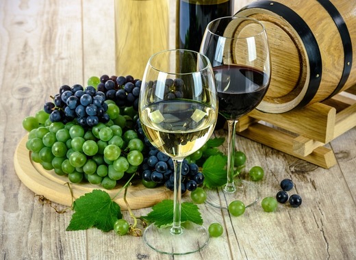 Medium two types of wine 1761613 960 720