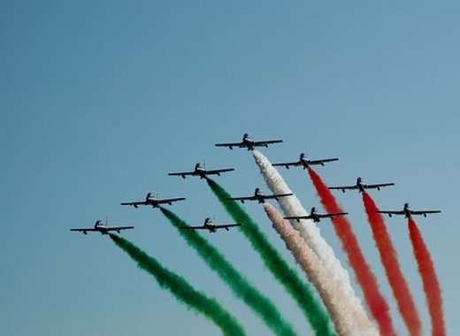 Medium tricolor arrows 2010752 340