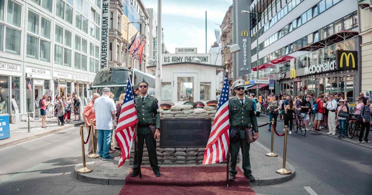 Berlin verwandelt den Checkpoint Charlie in einen öffentlichen Gedenkplatz