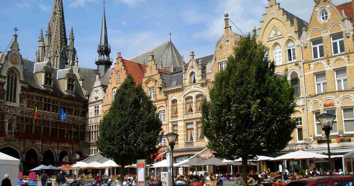 Music in the shopping streets of Ypres, a unique and consistent