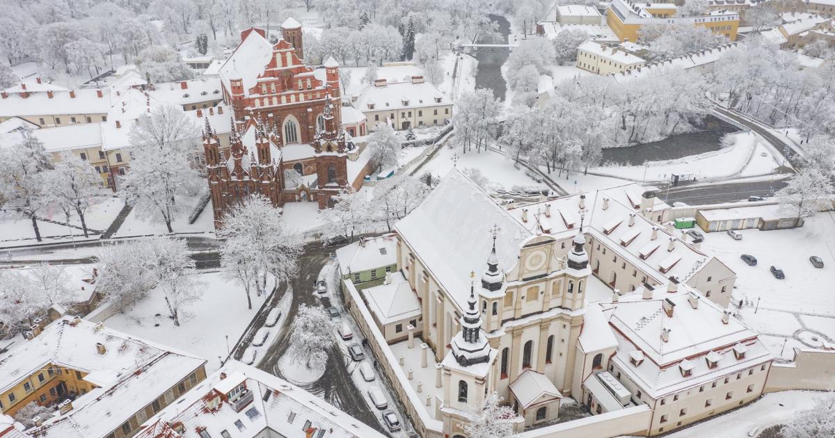 Lietuvos vyriausybė sušvelnina kai kuriuos užrakto apribojimus ir pašalina aukščiausią visuomenės sveikatos pareigūną