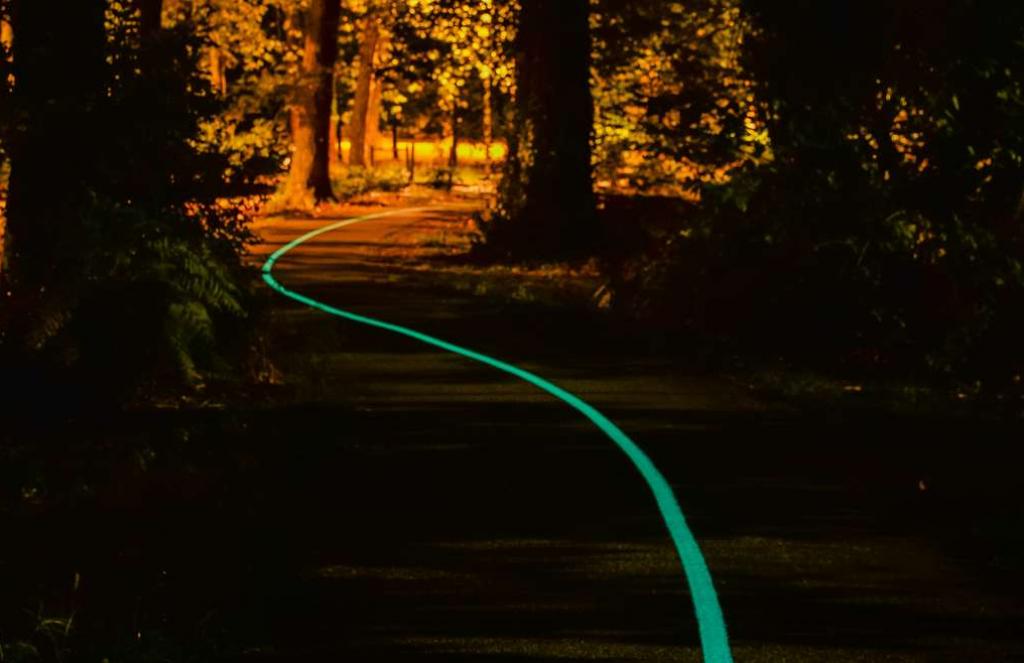 The phosphorescent paint invented contains pigments that light up the road up to 100 meters, Source: Olikrom