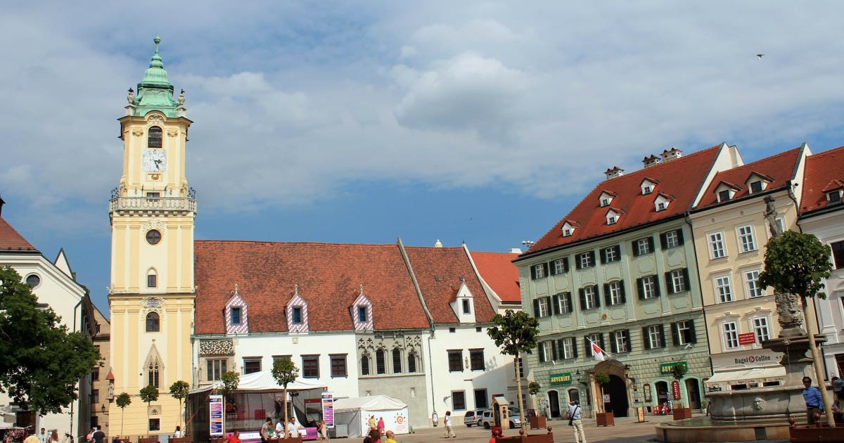 Slovensko vstupuje do oranžovej a žltej úrovne, čo zmierňuje obmedzenia