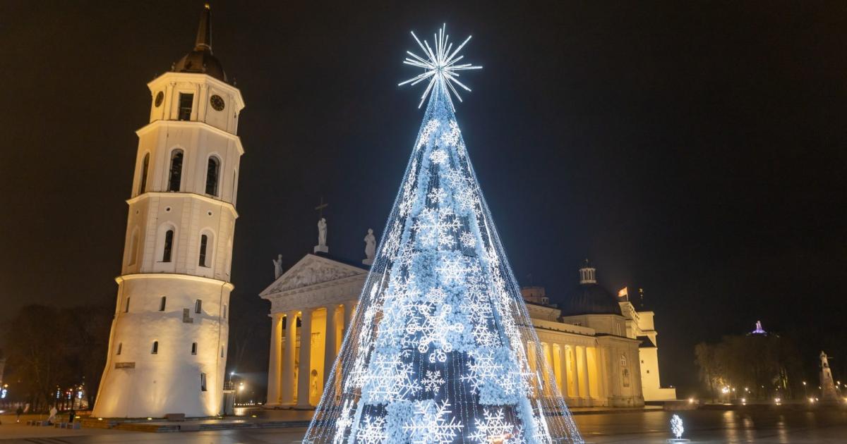 Vilniuje ir Kaune įžiebtos Kalėdų eglės