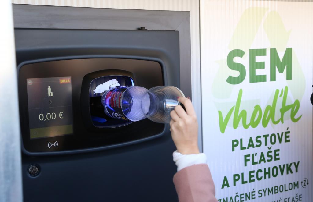 Dutch introduce 15 cent deposits on small plastic drinks bottles from 2021  