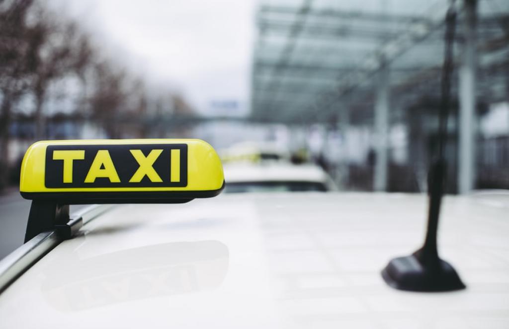 Discutir dedo botón Porto extends 2-euro taxi rides for seniors heading to healthcare centres |  TheMayor.EU