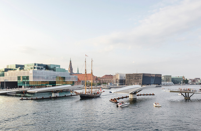 Lille Langebro allowing a ship to pass through