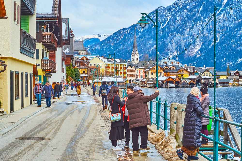 hallstatt tourists